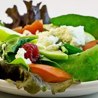 fresh mixed-green salad with raspberies 